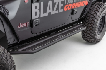 Picture of Go Rhino 18-20 Jeep Wrangler JLU Dominator Extreme D6 SideSteps Complete Kit w-SideStep + Brkts