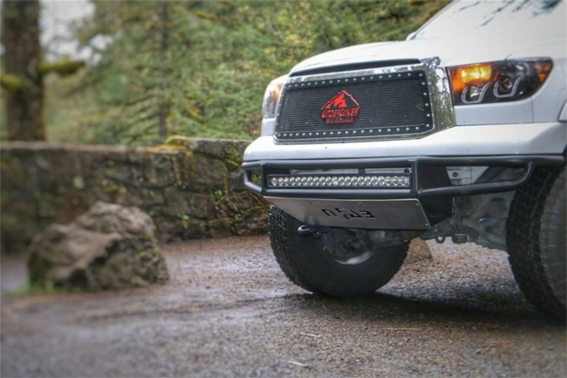 Picture of N-Fab M-RDS Front Bumper 07-13 Toyota Tundra - Gloss Black w-Silver Skid Plate