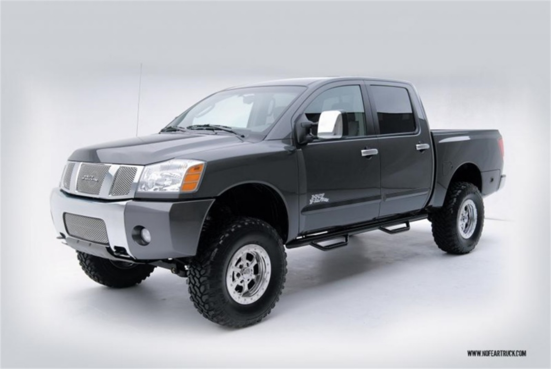 Picture of N-Fab Nerf Step 04-15 Nissan Titan Crew Cab - Gloss Black - Cab Length - 3in