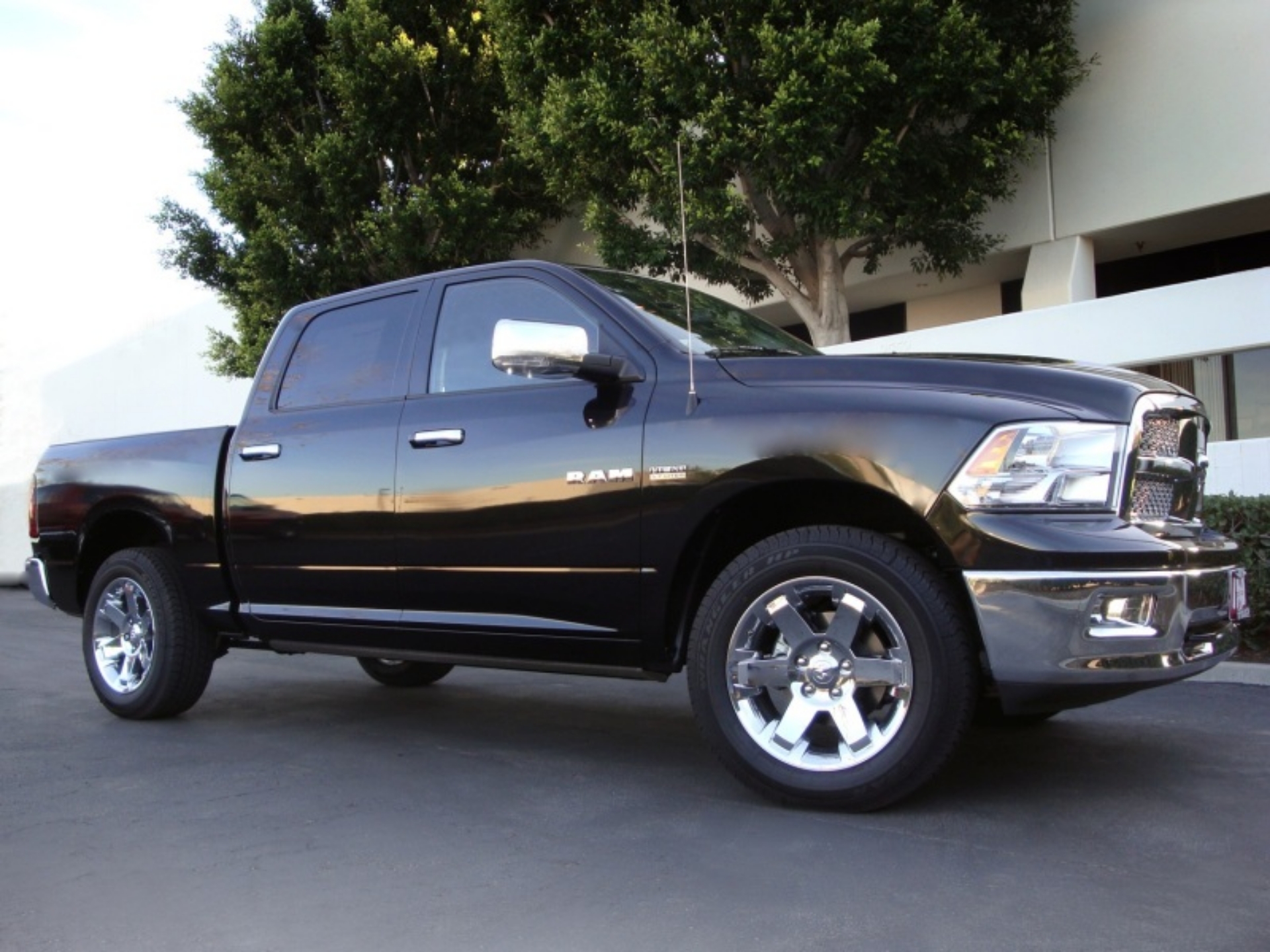 Picture of AMP Research 2013-2015 Dodge Ram 1500-2500-3500 All Cabs PowerStep Plug N Play - Black