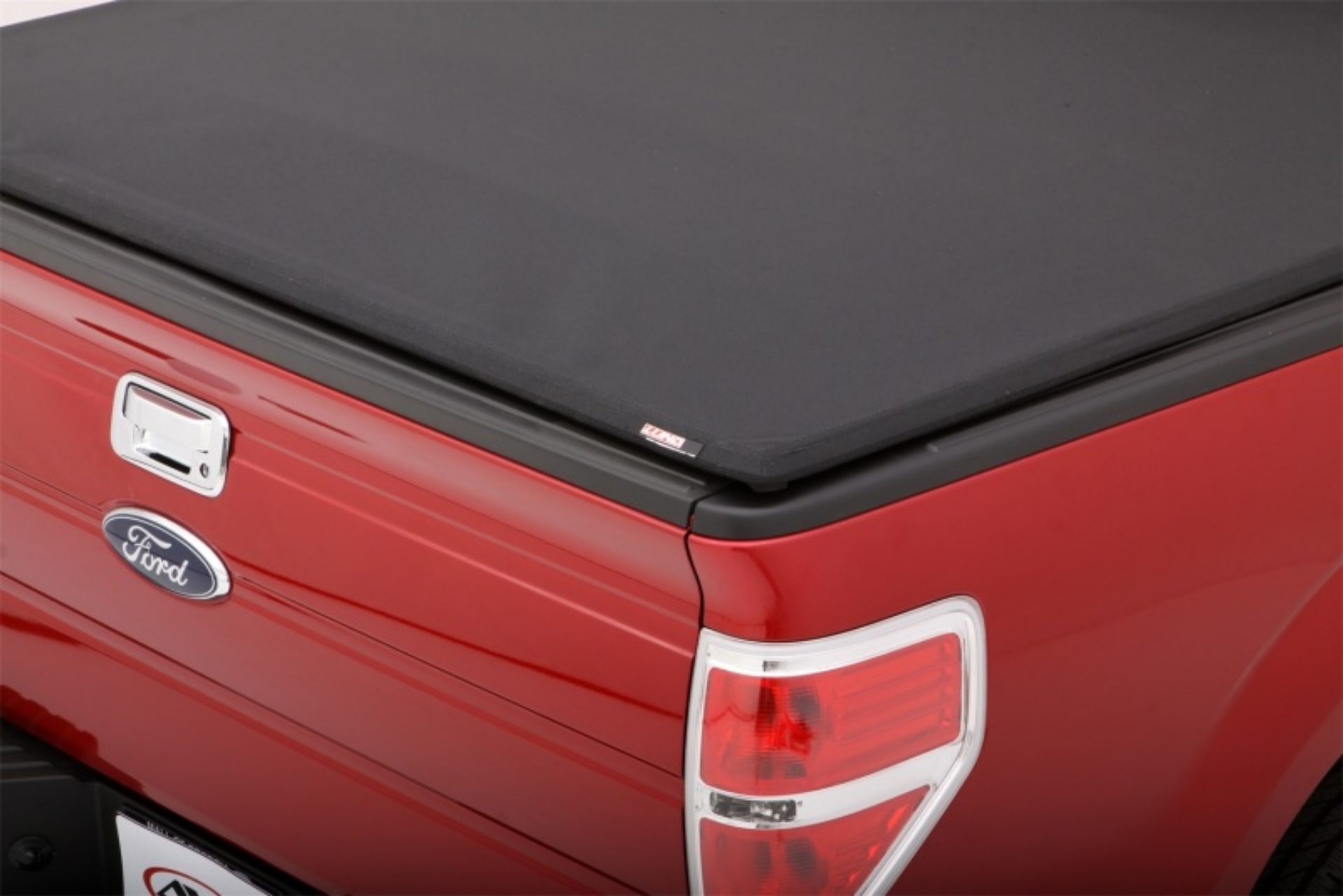 Picture of Lund 99-17 Ford F-250 Super Duty 6-5ft- Bed Genesis Elite Tri-Fold Tonneau Cover - Black