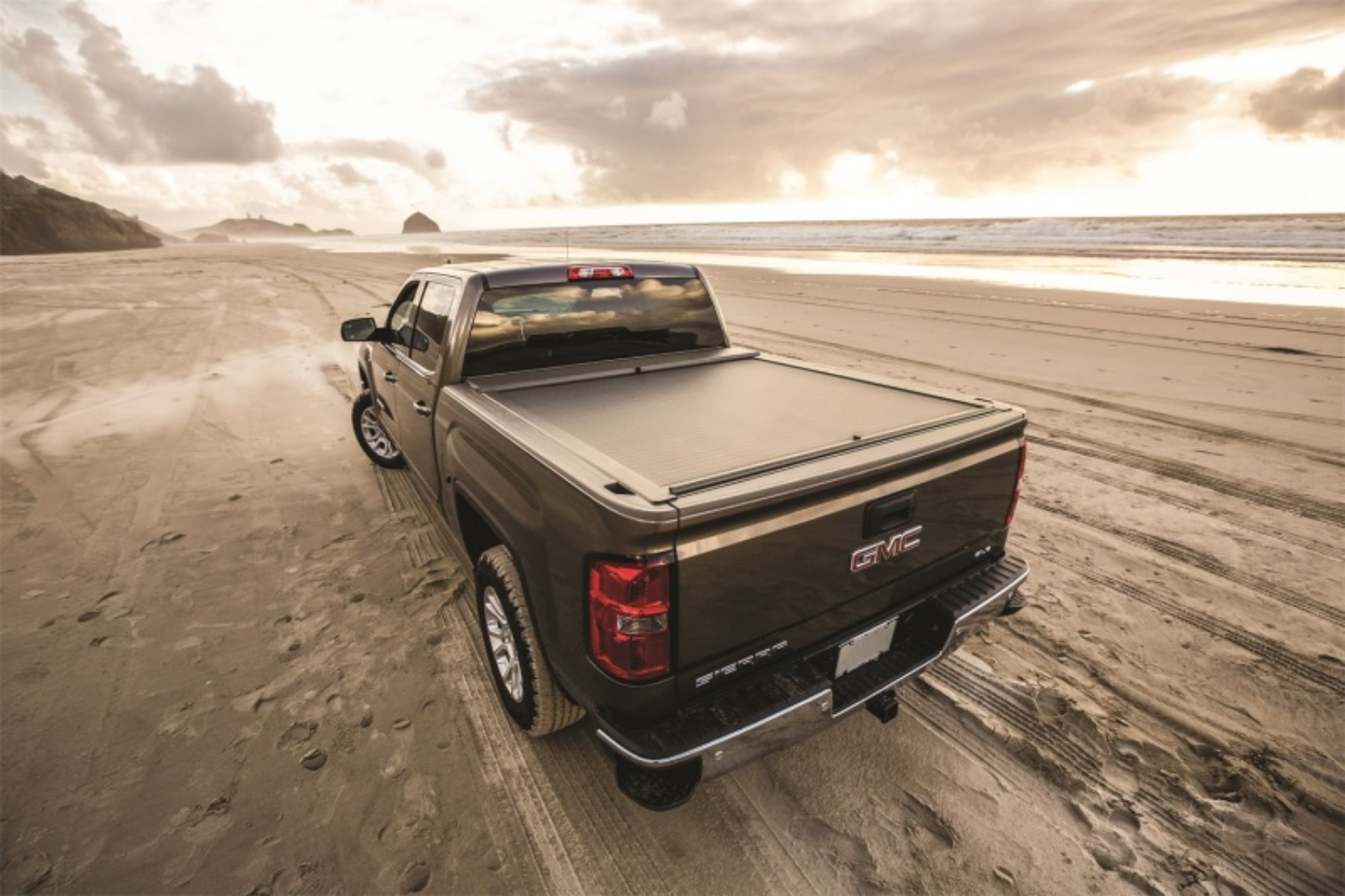 Picture of Roll-N-Lock 15-19 Chevrolet Colorado-GMC Canyon 71-1-2in A-Series Retractable Tonneau Cover