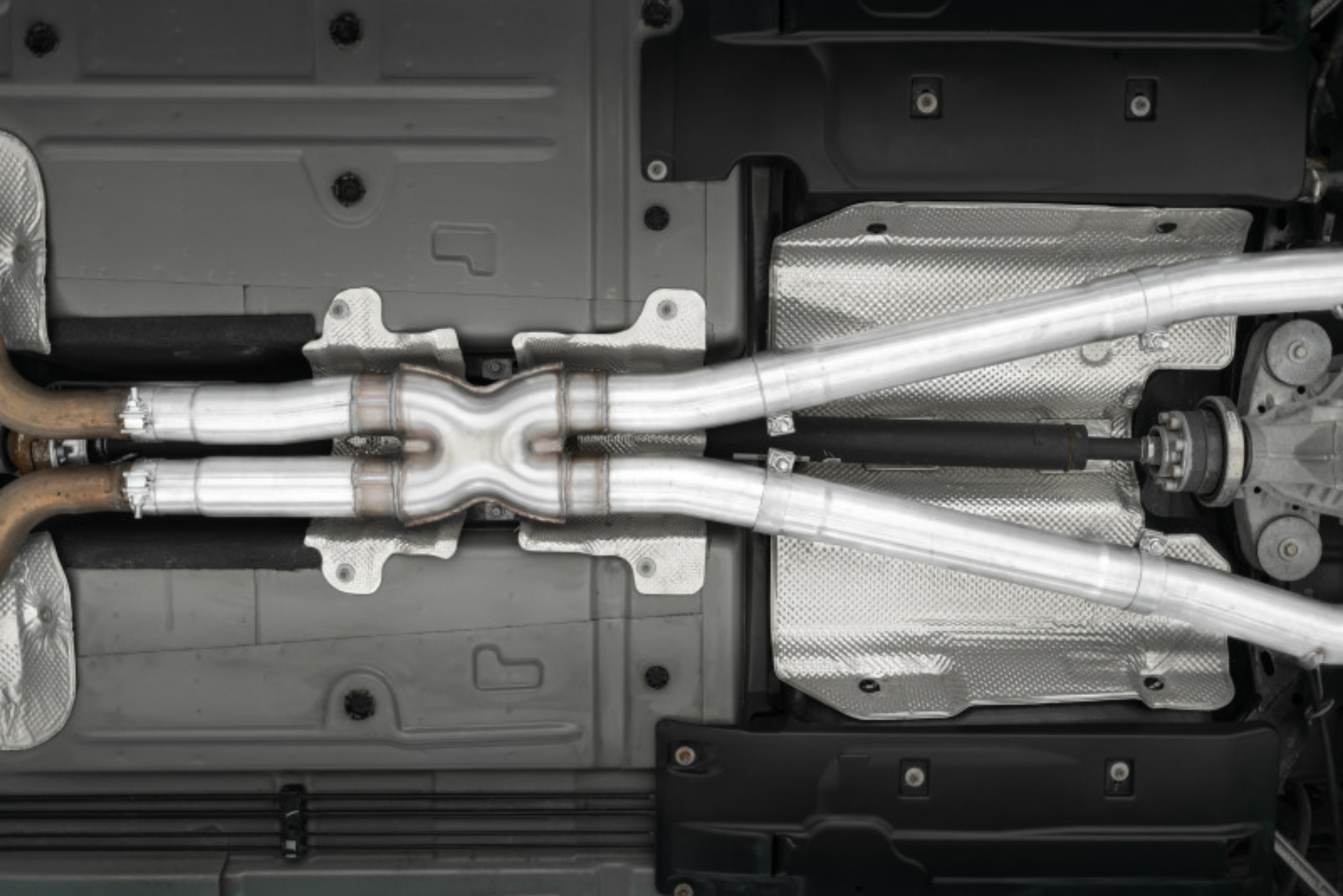 Picture of MBRP 15-16 Dodge Challenger 5-7L HEMI SS 3in Quad Split Rear Exit w- Carbon Fiber Tips - T304