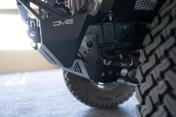 Picture of DV8 Offroad 18-23 Jeep Wrangler JL-JT Front Bumper Sway-Bar Disconnect Motor Skid Plate