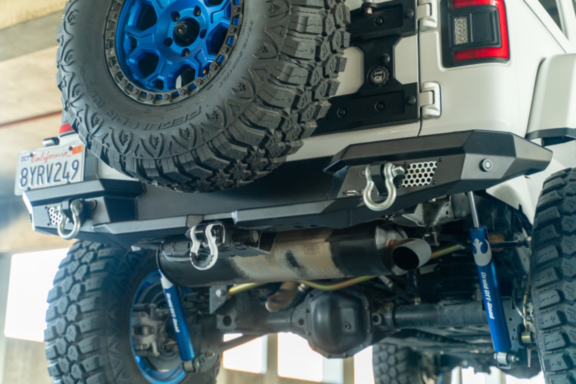 Picture of DV8 Offroad 2018 Jeep Wrangler JL MTO Series Rear Bumper w- Optional Tire Carrier