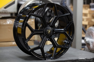 Picture of Vossen x Novitec NL4-Cl 20x9in - Centerlock - ET36 - Gloss Black Lamborghini Huracan Front Wheel