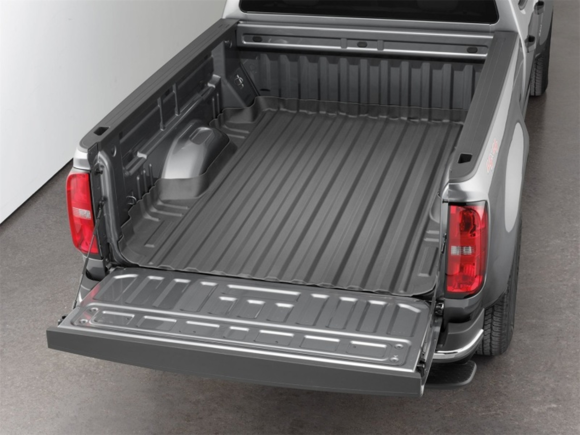 Picture of WeatherTech 2015+ Chevrolet Colorado (74in Long Bed) TechLiner - Black