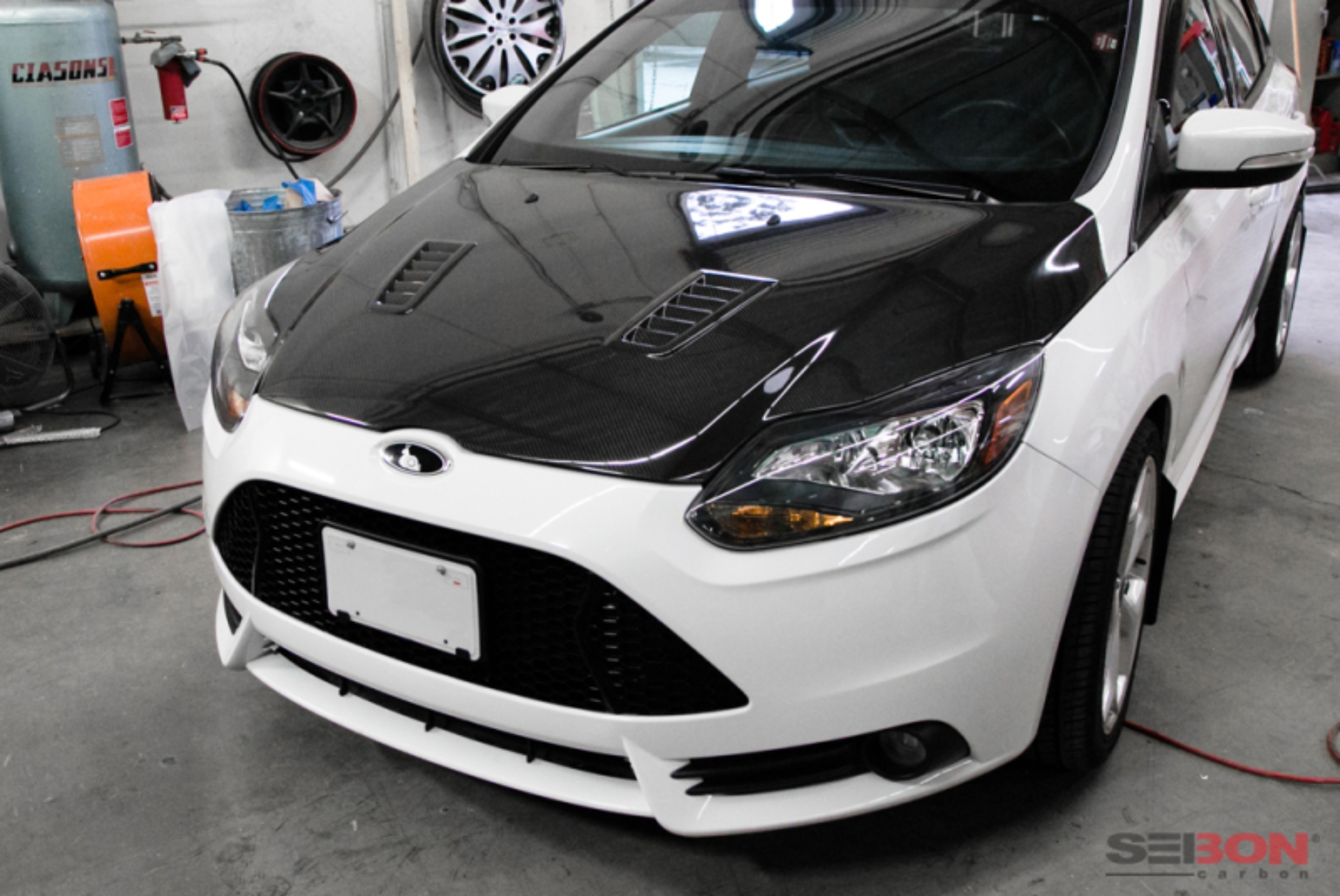 Picture of Seibon 12-13 Ford Focus RS-Style Carbon Fiber Hood