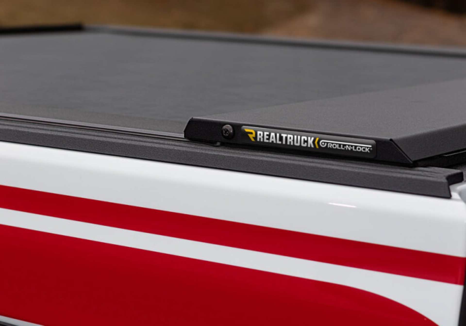 Picture of Roll-N-Lock 2020 Jeep Gladiator 5ft bed (w/ Trail Rail System) M-Series Retractable Tonneau Cover