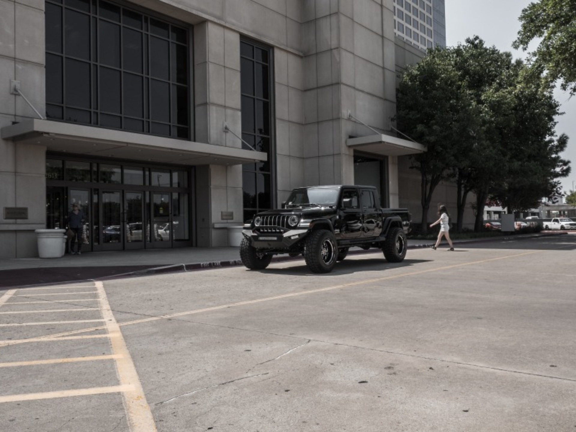 Picture of Road Armor 18-20 Jeep Wrangler JL Spartan Front Bumper Bolt-on w/Pre-Runner Guard - Tex Blk