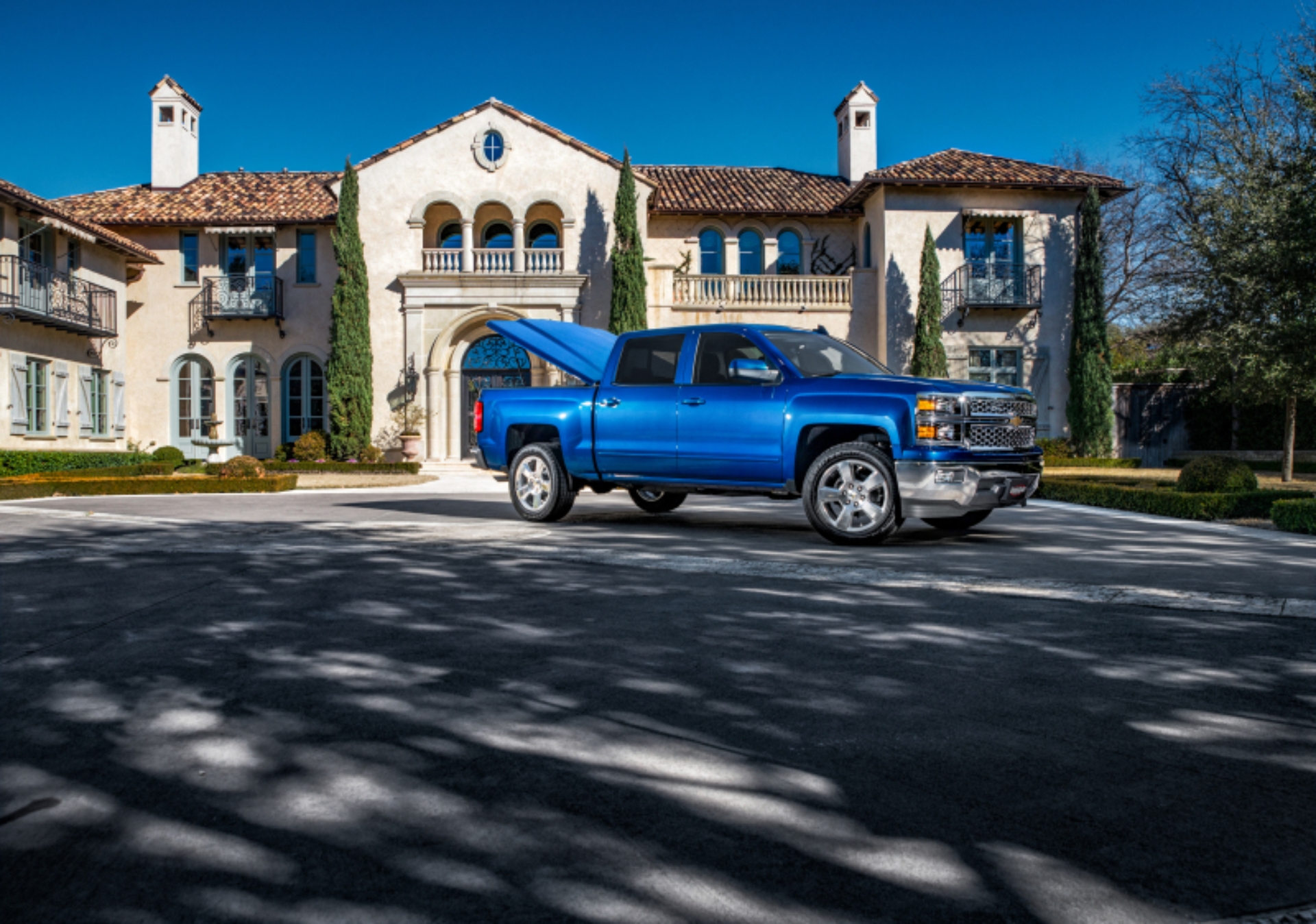 Picture of UnderCover 19-20 Chevy Silverado 1500 6.5ft Elite LX Bed Cover - Pull Me Over Red