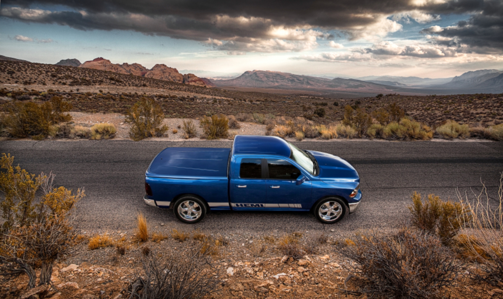 Picture of UnderCover 19-20 Ram 1500 6.4ft Lux Bed Cover - Billet Silver