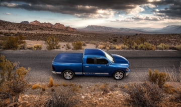 Picture of UnderCover 19-20 Ram 1500 6.4ft Lux Bed Cover - Billet Silver