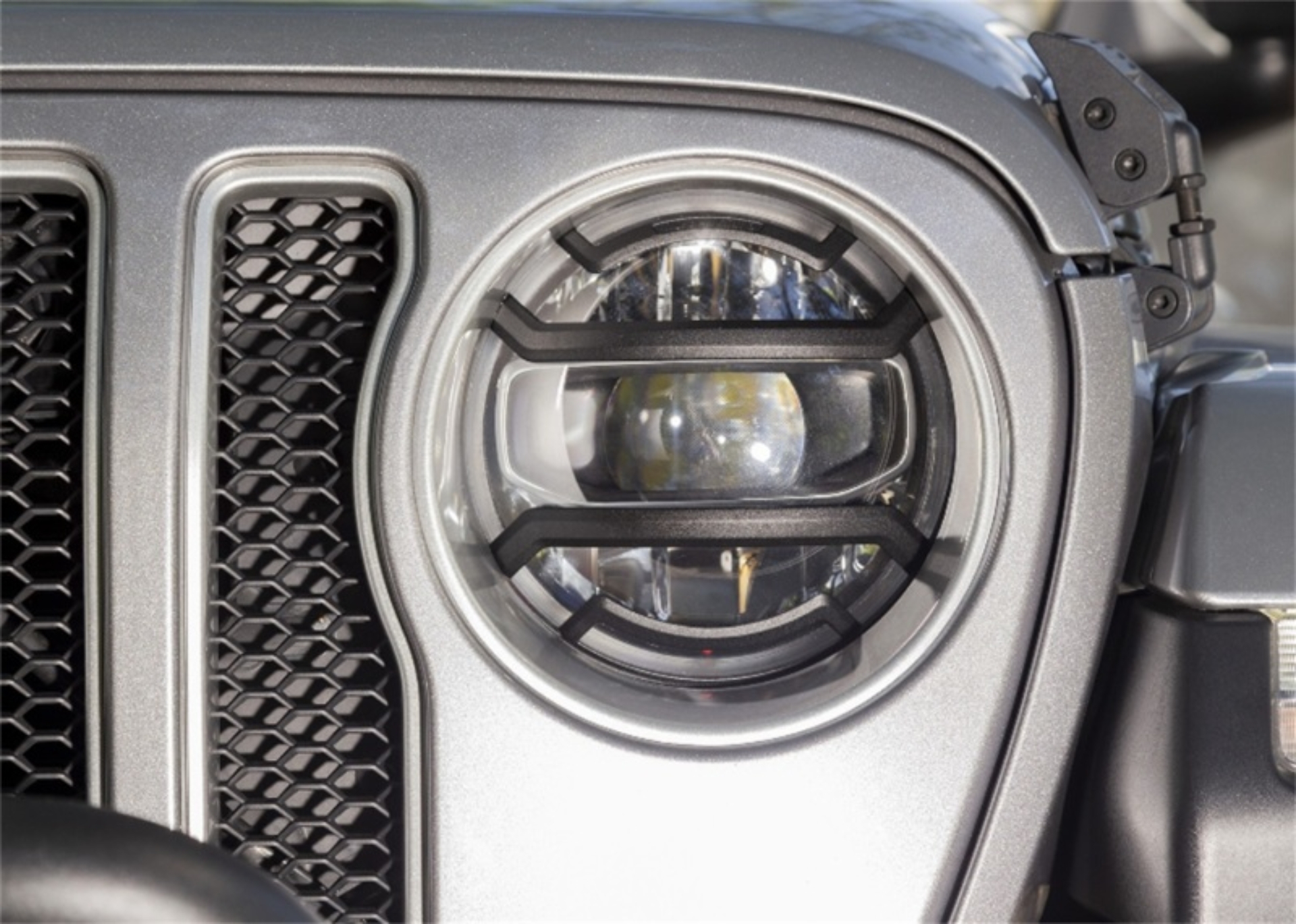 Picture of Rugged Ridge 18-20 Jeep Wrangler JL / 2020 Jeep Gladiator JT Black Elite Headlight Guards Black