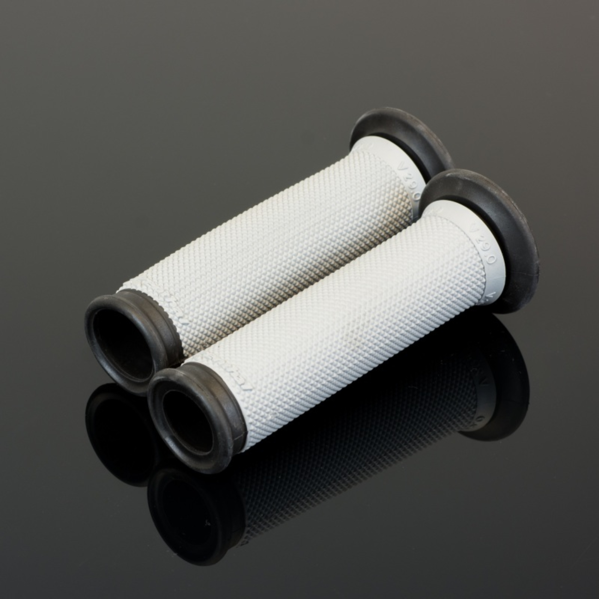 Picture of Renthal Road Dual Compound Grips 32 mm. O.D. - White/ Black