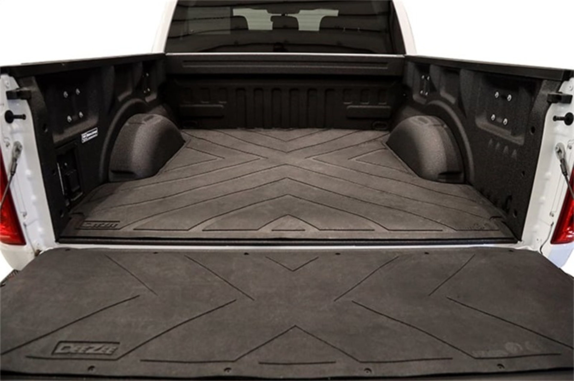 Picture of Dee Zee 07-18 Chevrolet Silverado Heavyweight Bed Mat - Custom Fit 6 1/2Ft Bed (X Pattern)