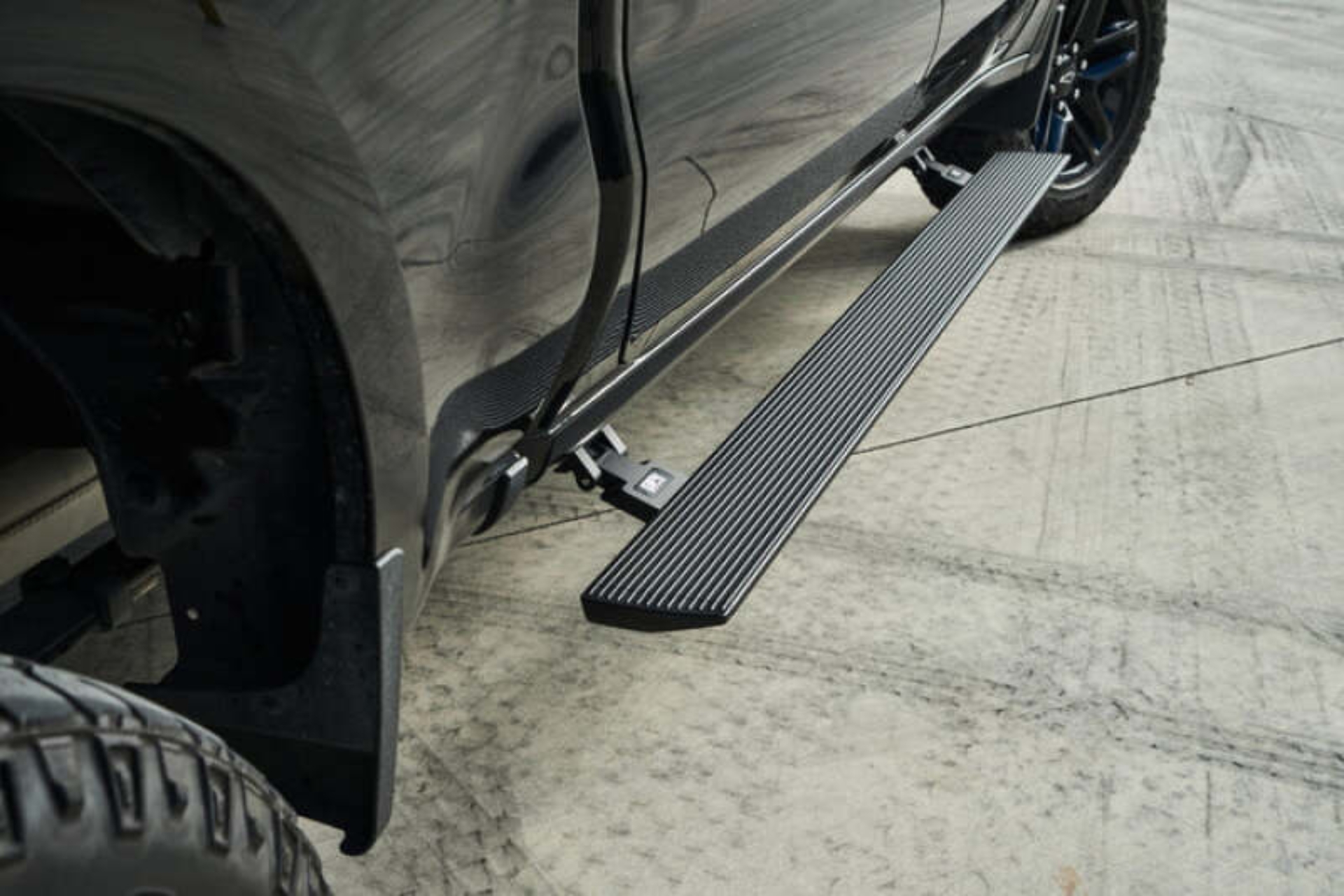 Picture of Body Armor 4x4 15-24 Ford F-150 Crew Cab (Excl. Raptor) E-Power Board Steps - Black