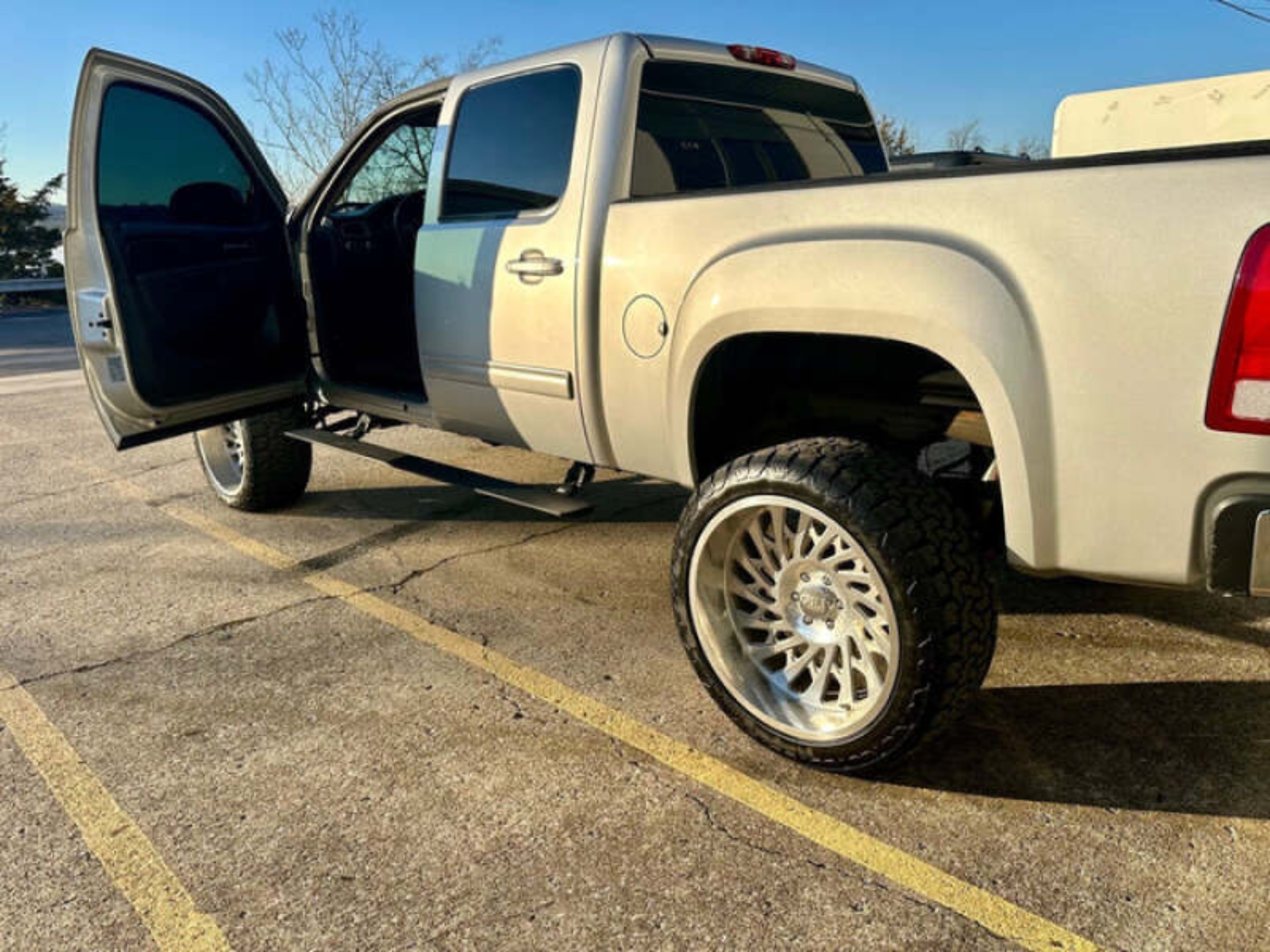 Picture of Body Armor 4x4 14-18 GM Silverado/Sierra 1500/2500/3500 (Gas Only) E-Power Board Steps - Black