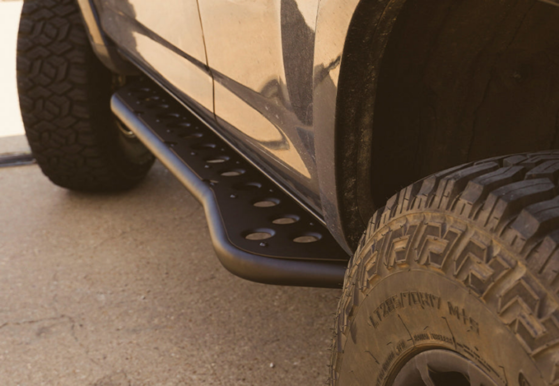 Picture of Cali Raised 03-09 Toyota 4Runner Step Ed Bolt On Rock Sliders - Kick Out/PwdrCoat Plate/Liner