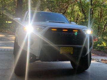 Picture of Cali Raised 14-24 Toyota 4Runner Grille Raptor LED Light Kit - Amber