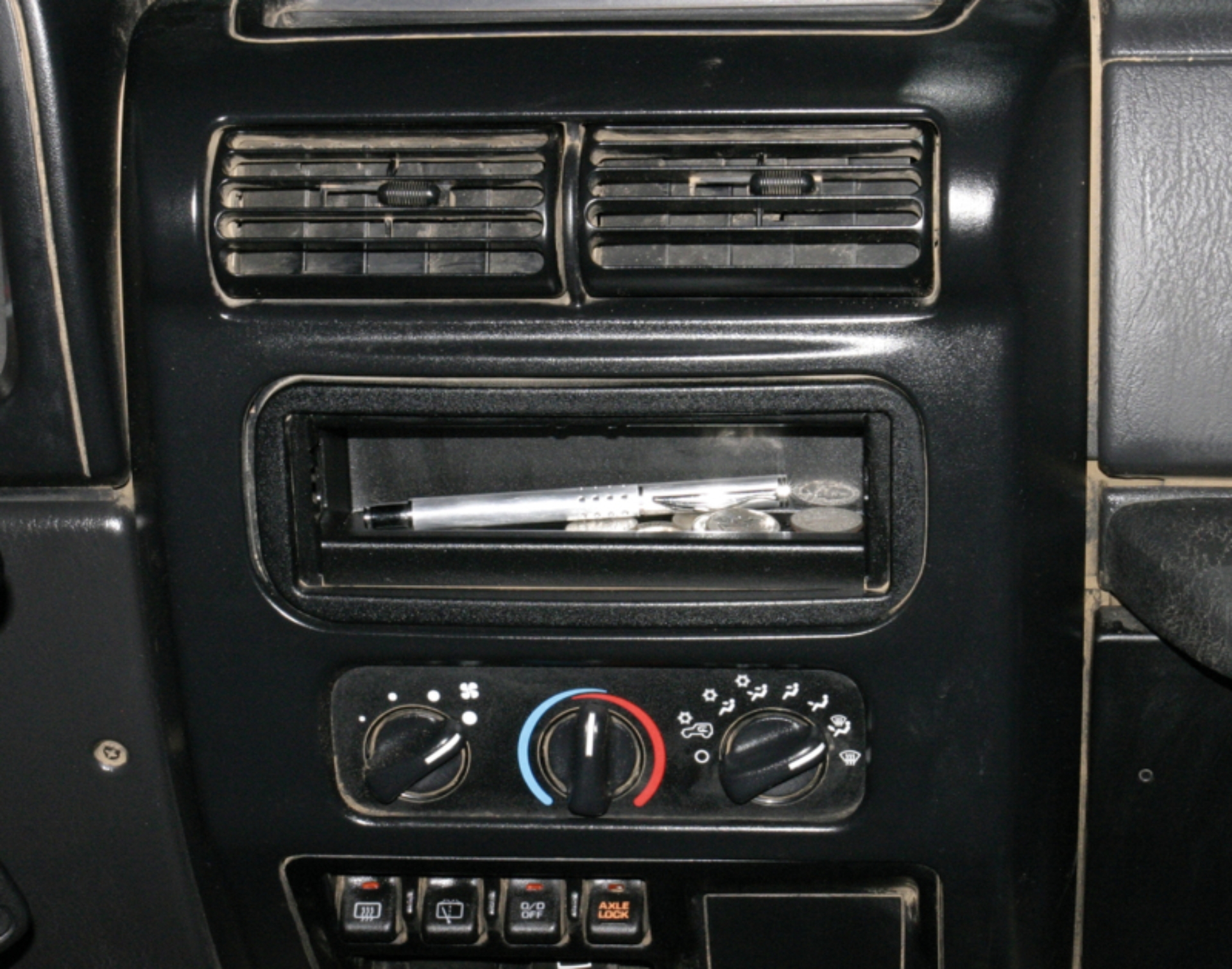 Picture of Tuffy Stereo Dash Cutout Tray Black